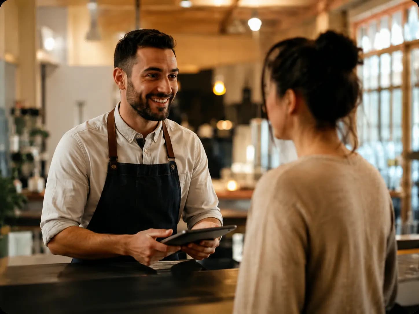 Właściciel restauracji rozmawiający z klientką